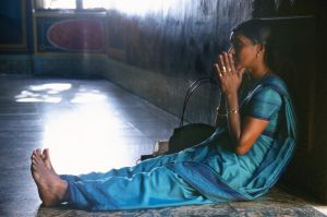 Mujer orando en Kandi.jpg